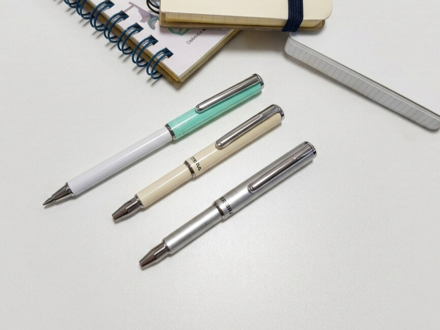 ゼブラSL-F1 mini　ボールペン３本を机の上に並べた写真